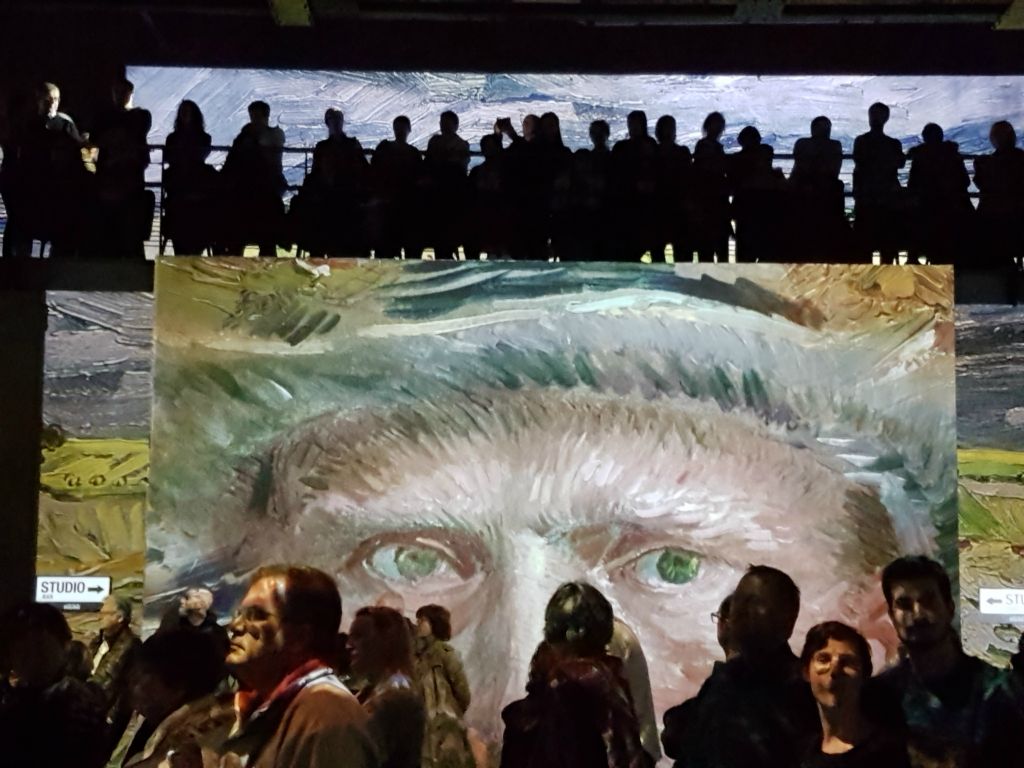 Dans le 11e arrondissement de Paris, l'Atelier des Lumières propose en 2019 de plonger dans les œuvres de Vincent Van Gogh.